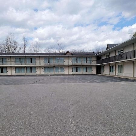 Days Inn By Wyndham Birch Run Bagian luar foto
