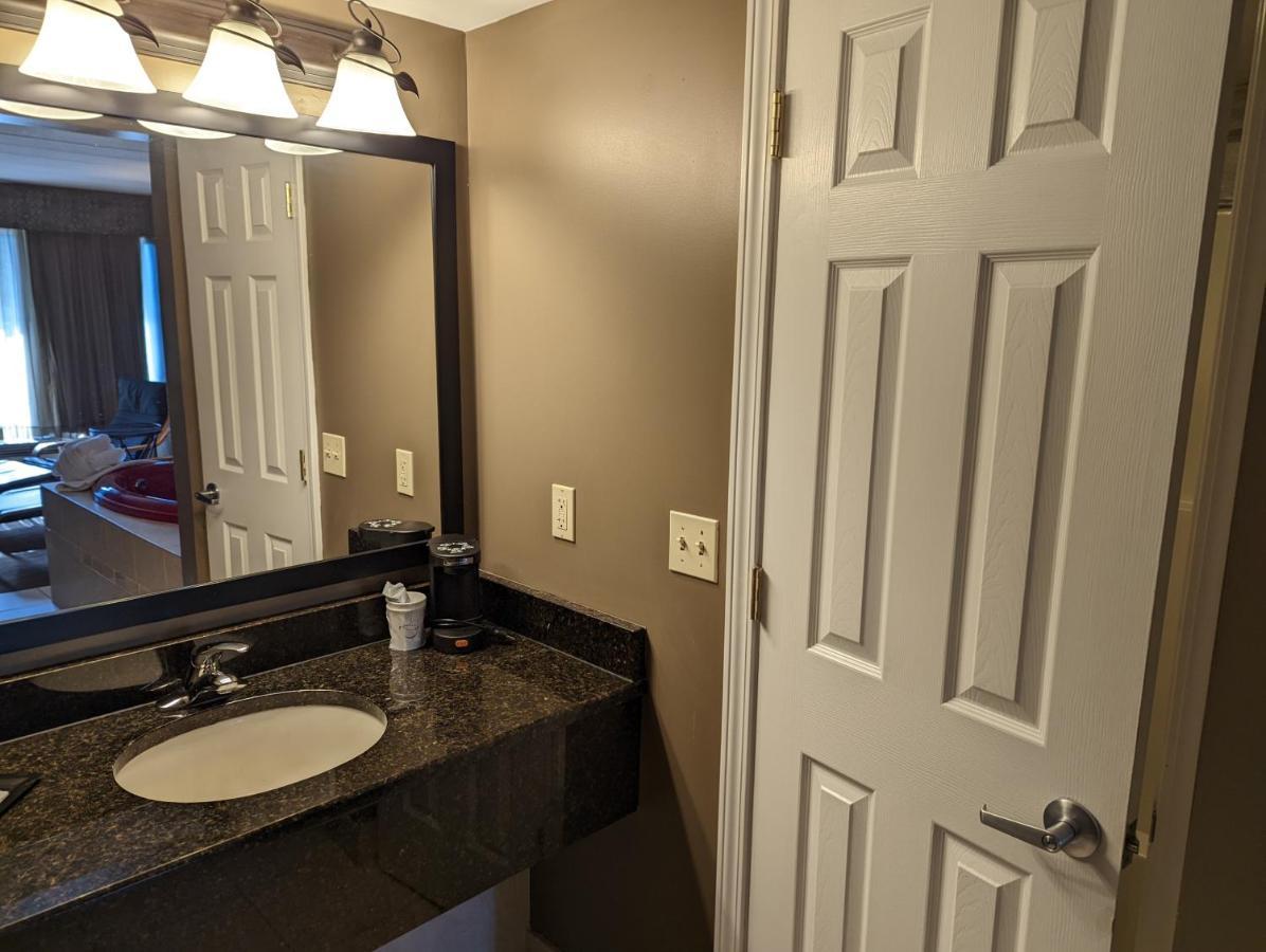 Days Inn By Wyndham Birch Run Bagian luar foto
