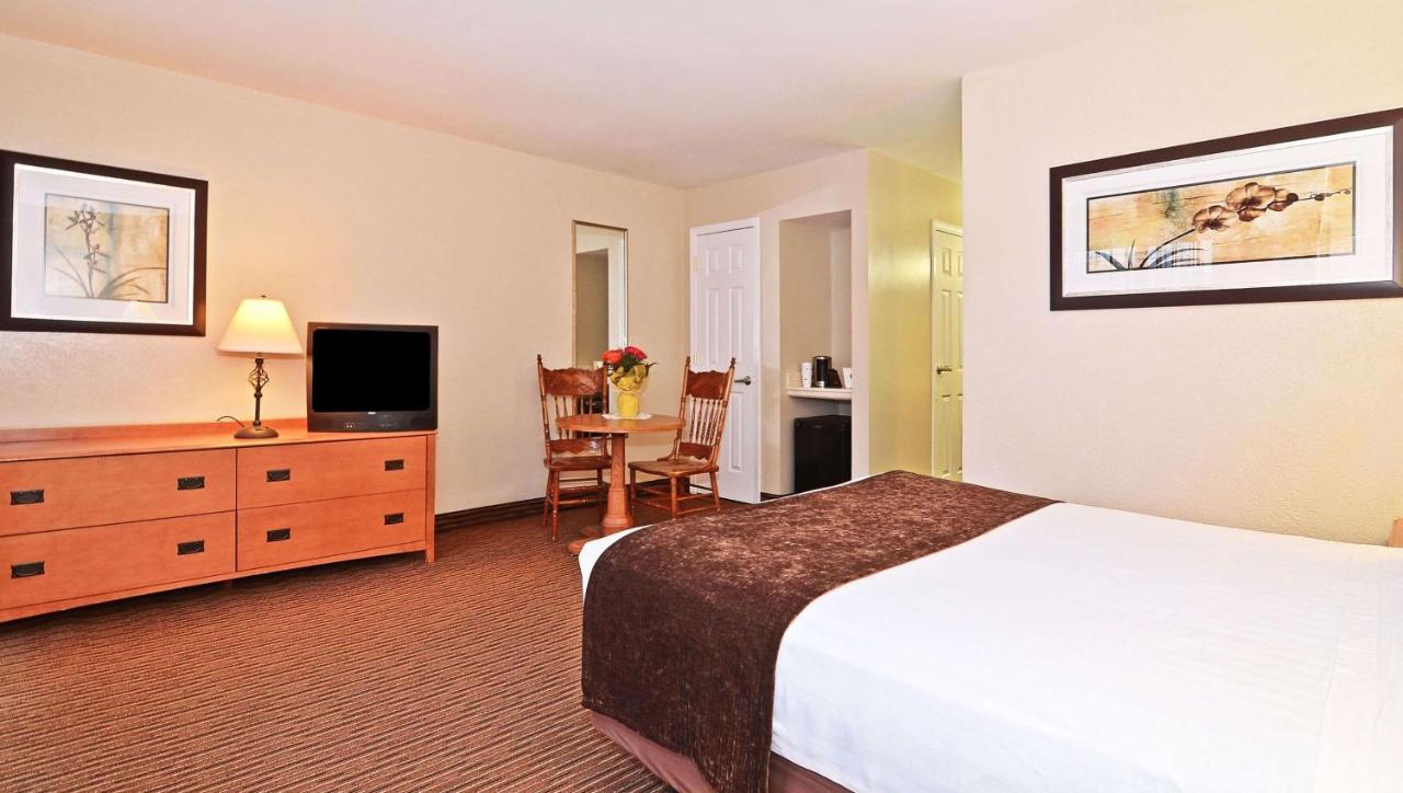 Days Inn By Wyndham Birch Run Bagian luar foto