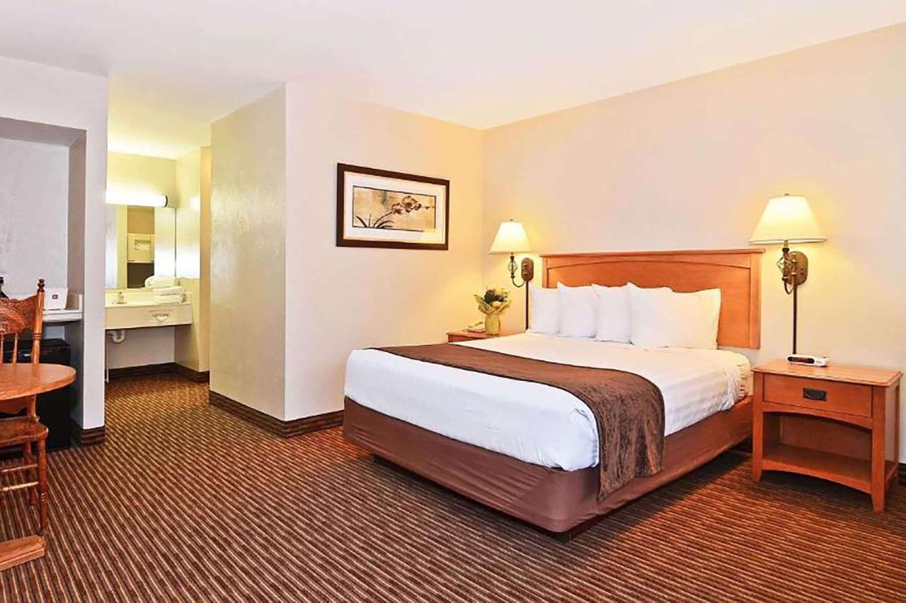 Days Inn By Wyndham Birch Run Bagian luar foto
