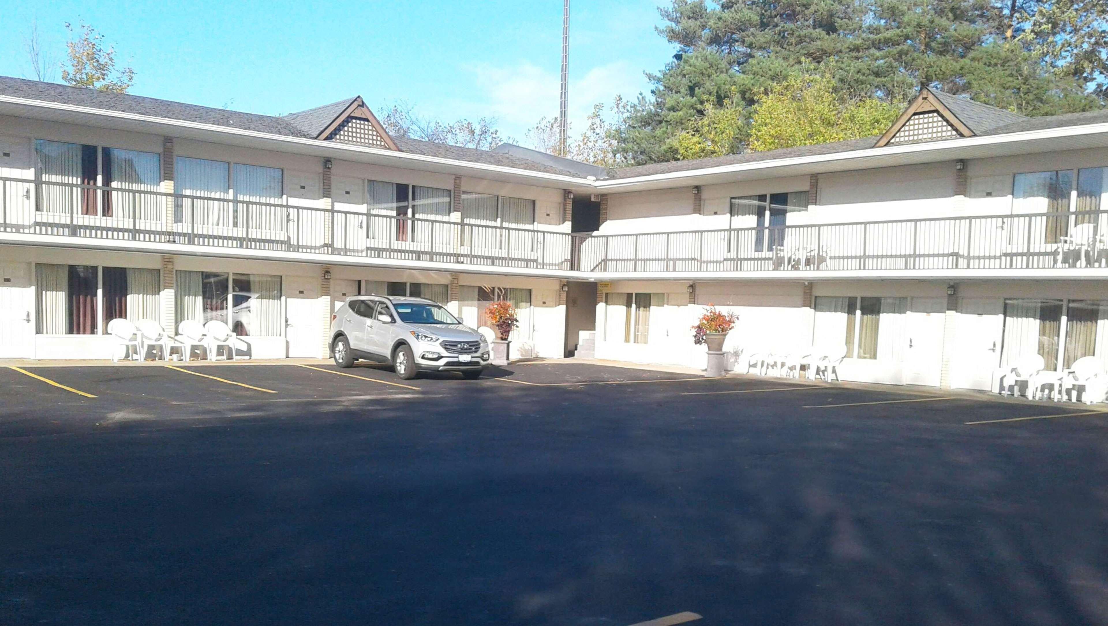 Days Inn By Wyndham Birch Run Bagian luar foto