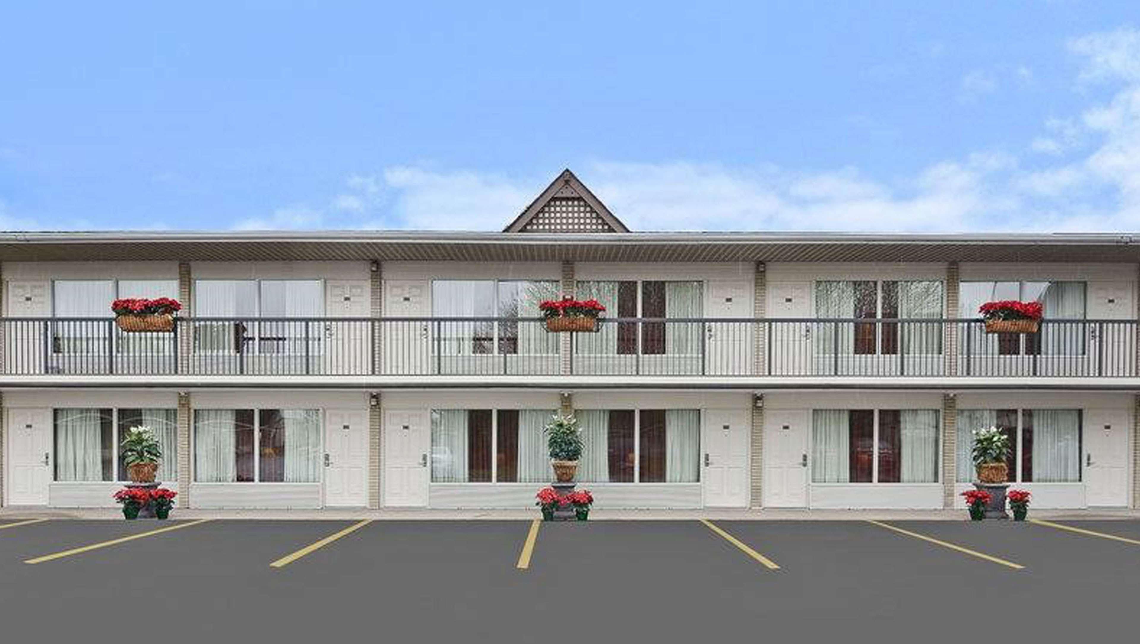Days Inn By Wyndham Birch Run Bagian luar foto