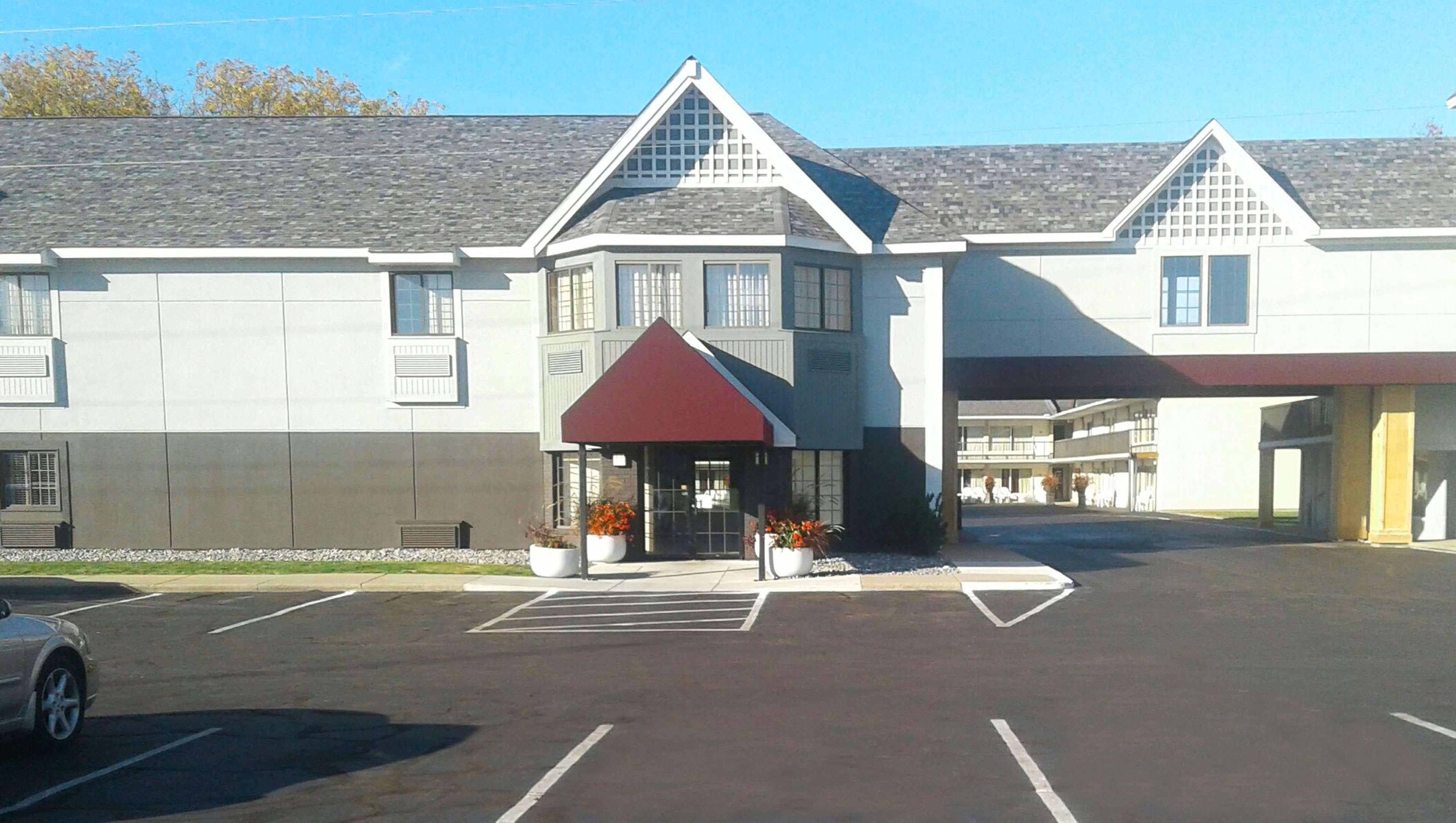 Days Inn By Wyndham Birch Run Bagian luar foto