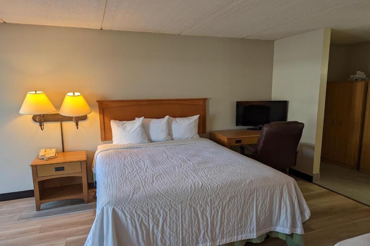 Days Inn By Wyndham Birch Run Bagian luar foto