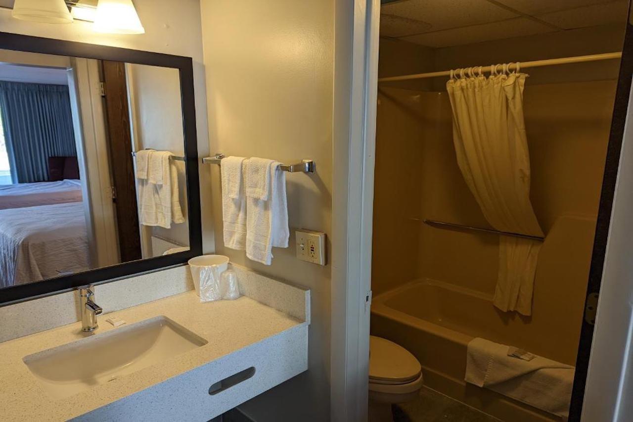 Days Inn By Wyndham Birch Run Bagian luar foto