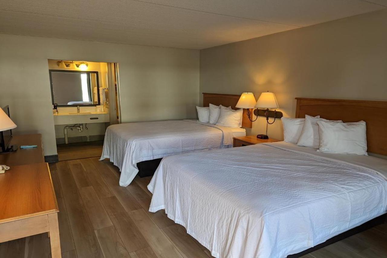 Days Inn By Wyndham Birch Run Bagian luar foto