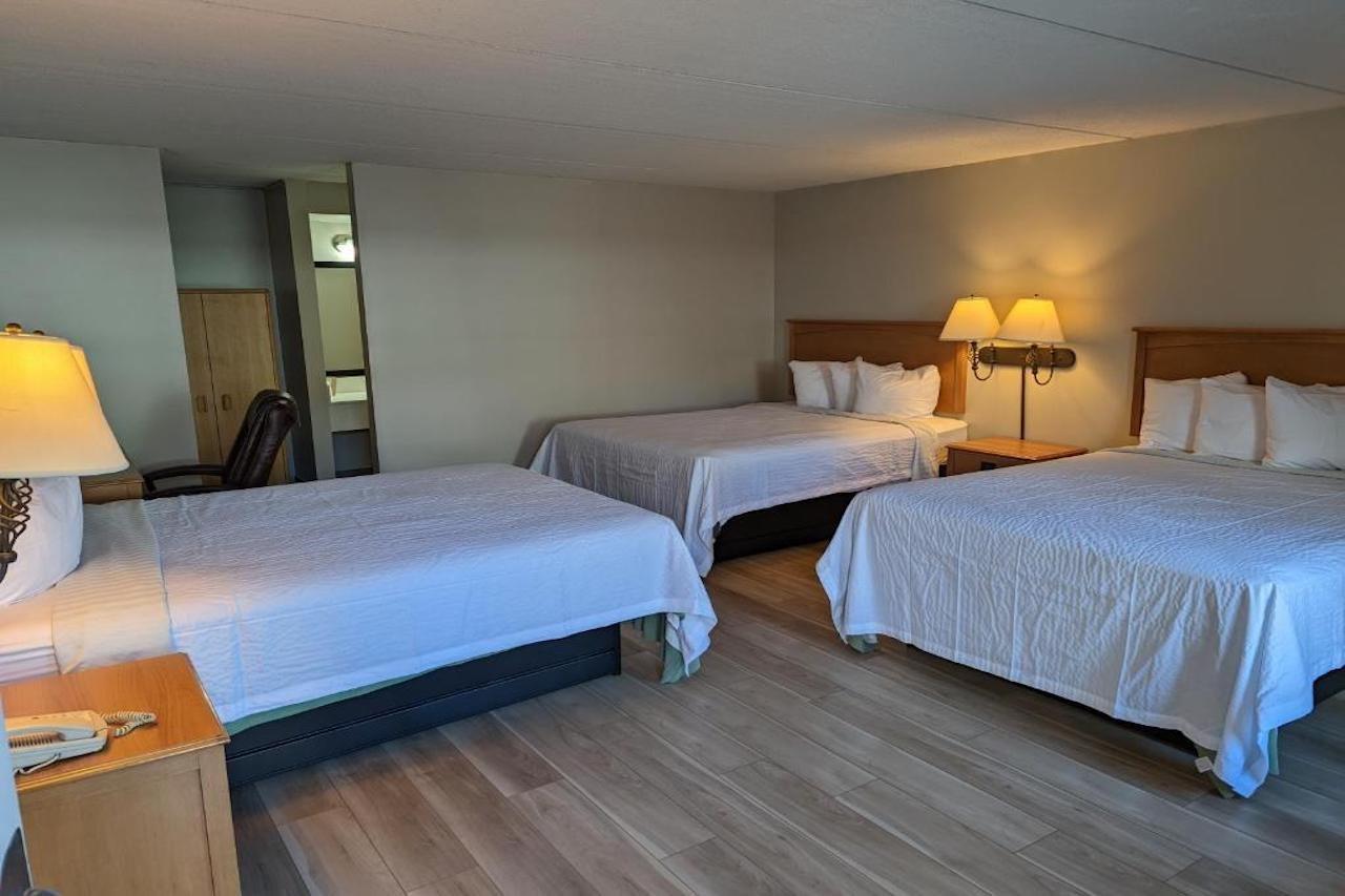 Days Inn By Wyndham Birch Run Bagian luar foto
