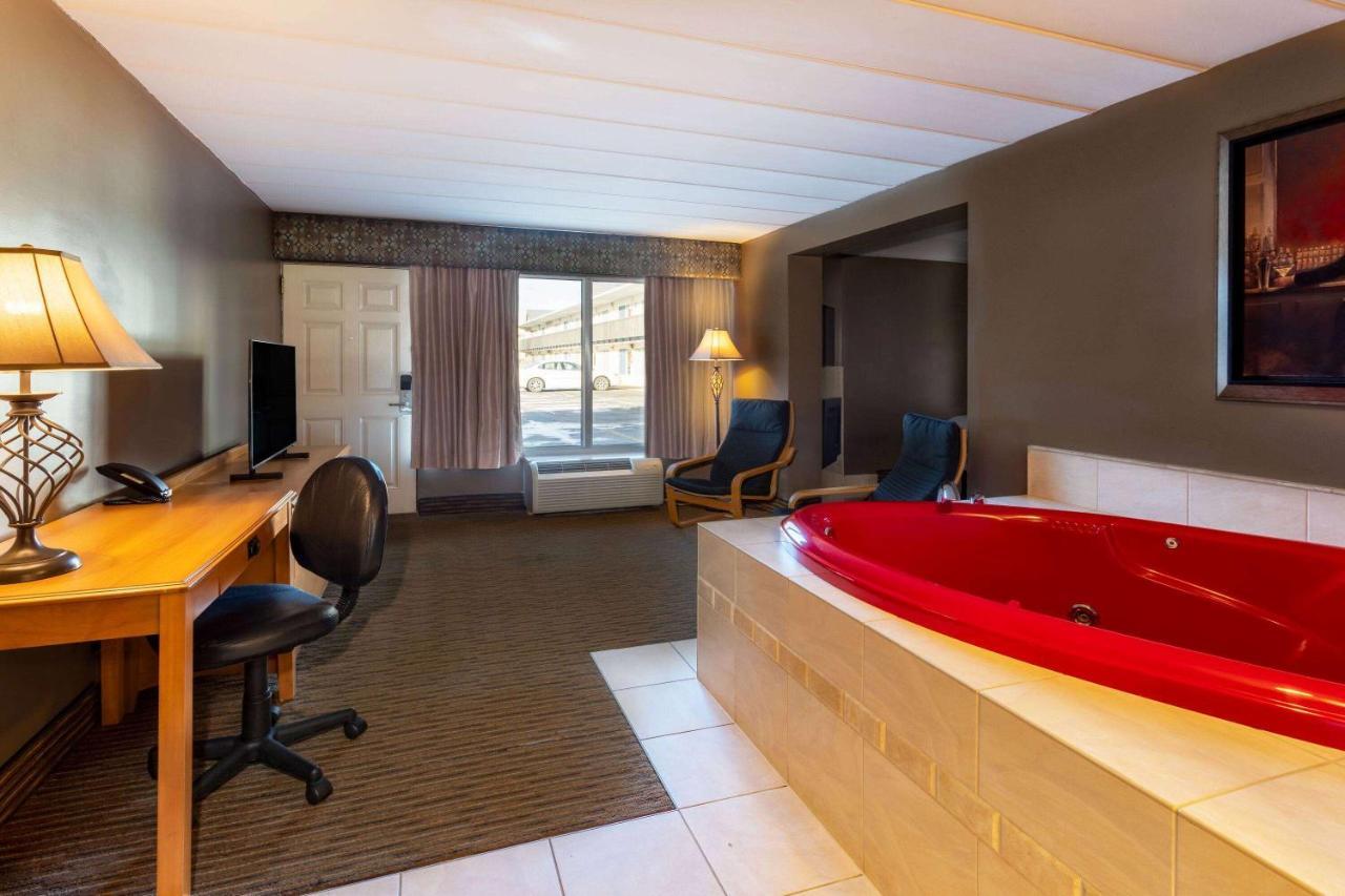 Days Inn By Wyndham Birch Run Bagian luar foto
