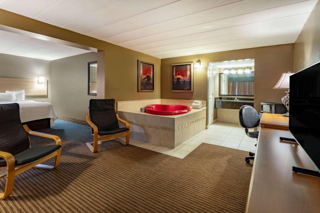 Days Inn By Wyndham Birch Run Bagian luar foto
