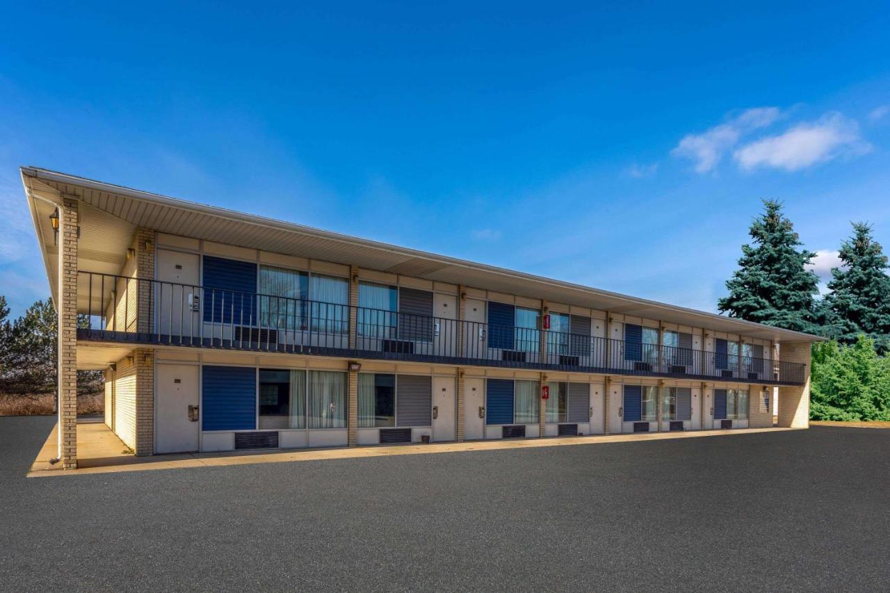Days Inn By Wyndham Birch Run Bagian luar foto