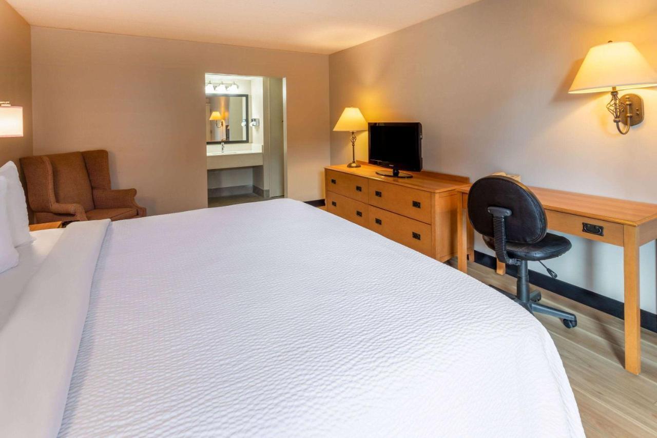 Days Inn By Wyndham Birch Run Bagian luar foto