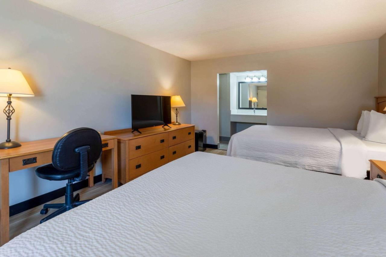 Days Inn By Wyndham Birch Run Bagian luar foto