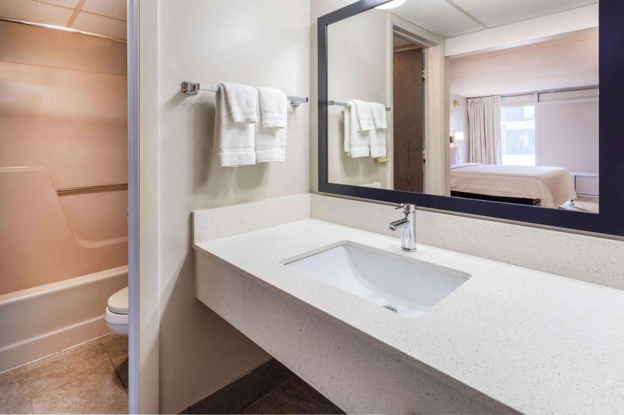 Days Inn By Wyndham Birch Run Bagian luar foto