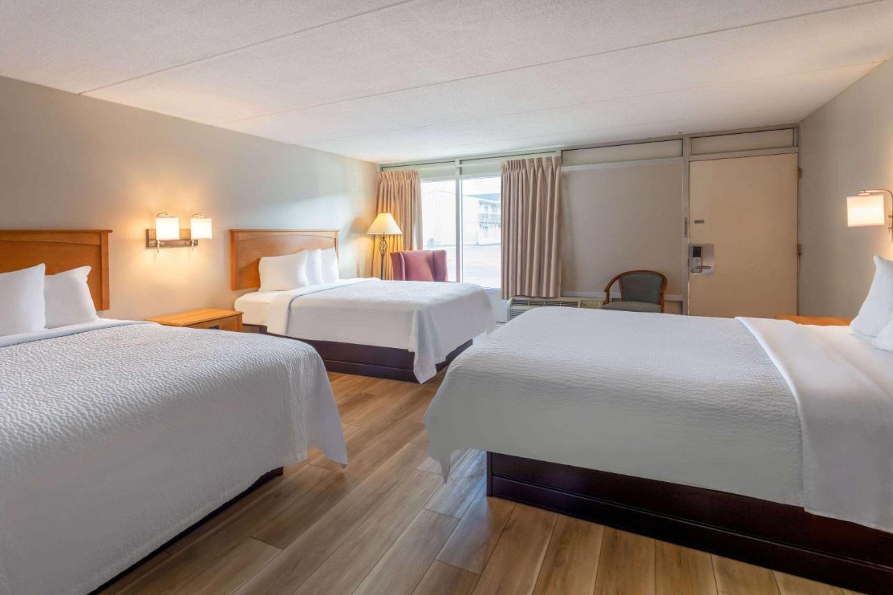 Days Inn By Wyndham Birch Run Bagian luar foto