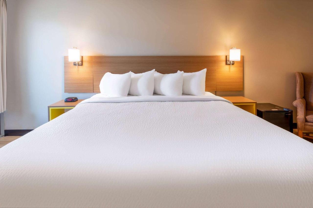 Days Inn By Wyndham Birch Run Bagian luar foto