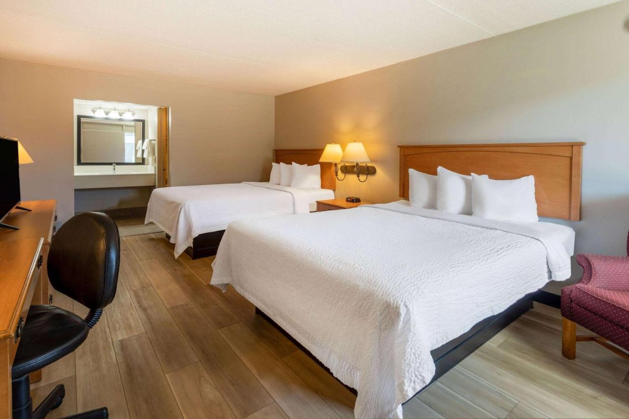 Days Inn By Wyndham Birch Run Bagian luar foto