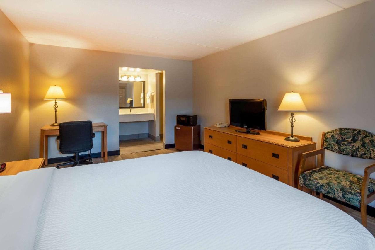 Days Inn By Wyndham Birch Run Bagian luar foto