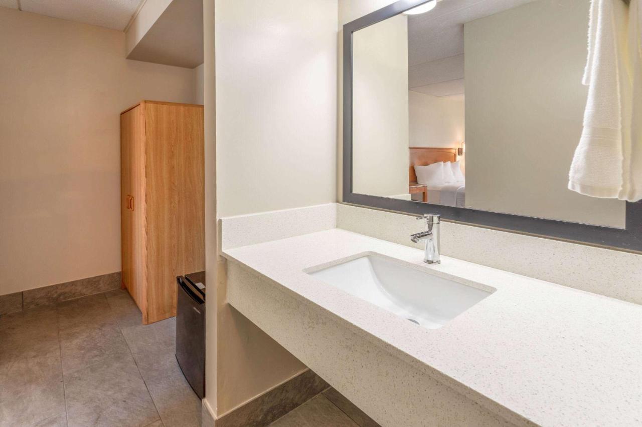 Days Inn By Wyndham Birch Run Bagian luar foto