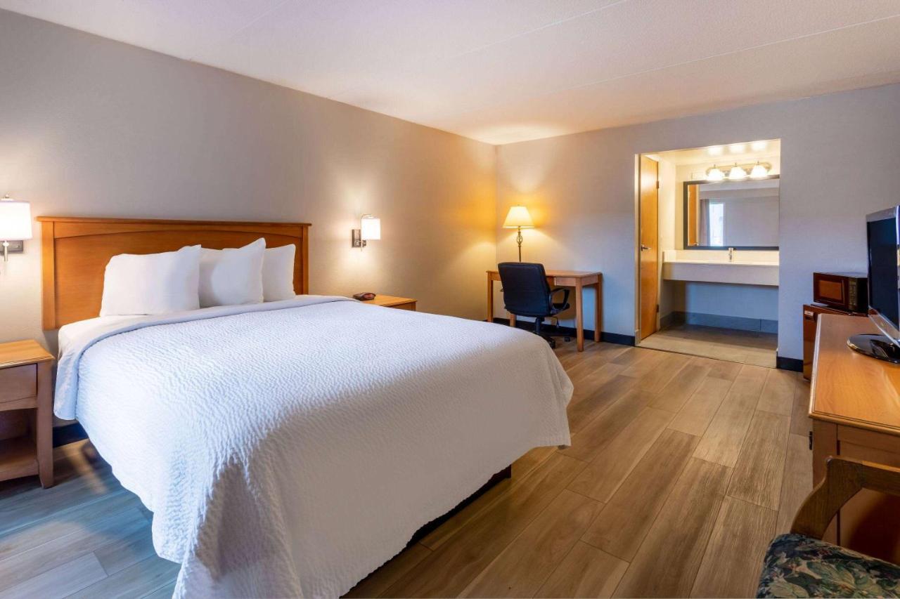 Days Inn By Wyndham Birch Run Bagian luar foto