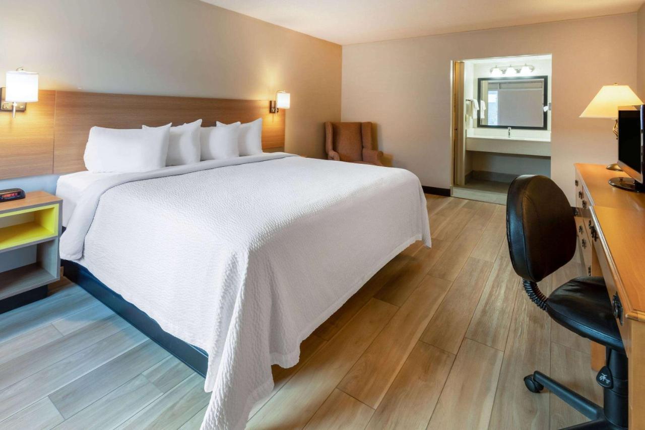Days Inn By Wyndham Birch Run Bagian luar foto
