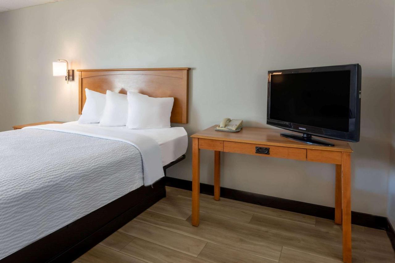 Days Inn By Wyndham Birch Run Bagian luar foto