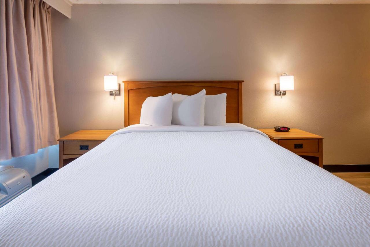 Days Inn By Wyndham Birch Run Bagian luar foto