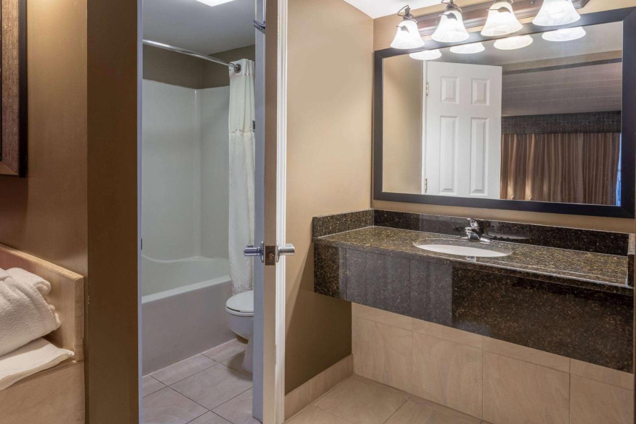 Days Inn By Wyndham Birch Run Bagian luar foto